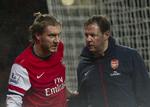 ankelskade. Nicklas Bendtner humper fra banen efter at have scoret i kampen mod Cardiff. 