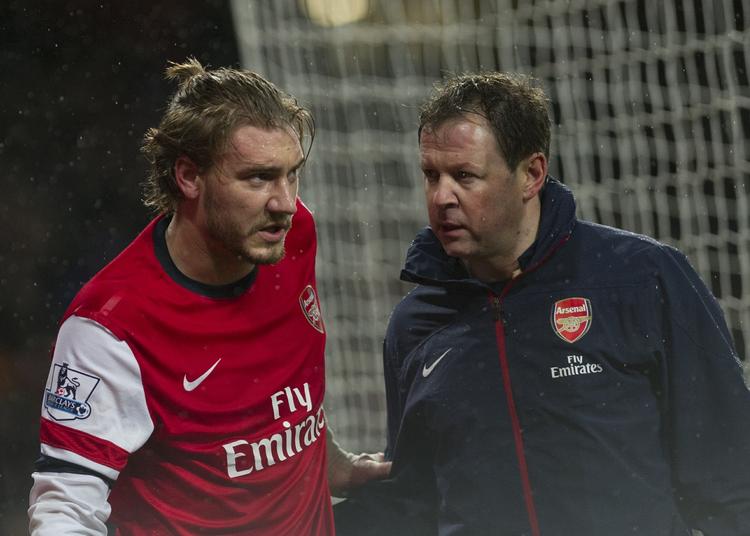 ankelskade. Nicklas Bendtner humper fra banen efter at have scoret i kampen mod Cardiff. 