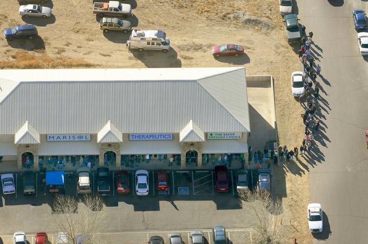 Cannabiskøbere. I den amerikanske delstat Colorado begyndte en række butikker fra 1. januar at sælge hash og pot i overensstemmelse med en ny lovgivning, som indleder et nyt kapitel i USA's kultur omkring euforiserende stoffer. Flere steder forårsagede den nye hash-lov lange køer foran cannabis-butikkerne. 