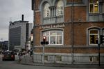 kursfusk? Aarhus Lokalbank blev overtaget af Vestjysk Bank efter en fusion i 2012. Derfor er Vestjysk Bank også formelt tiltalt i sagen, skønt den, ifølge politiet, har tre tidligere ansatte i Aarhus Lokalbank som hovedpersoner. 