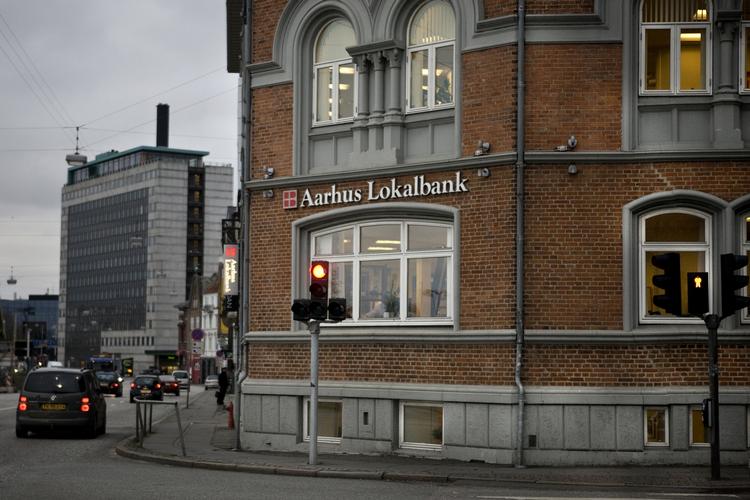 kursfusk? Aarhus Lokalbank blev overtaget af Vestjysk Bank efter en fusion i 2012. Derfor er Vestjysk Bank også formelt tiltalt i sagen, skønt den, ifølge politiet, har tre tidligere ansatte i Aarhus Lokalbank som hovedpersoner. 