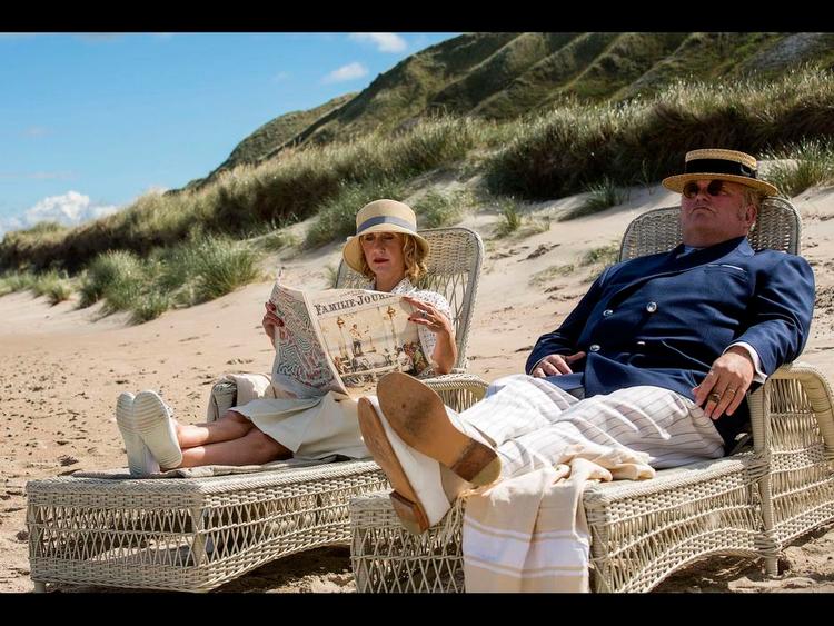 Klicheer. Fabrikant Frigh og hustru Anmeldere. Lunken modtagelse til TV2s nye dramaserie 'Badehotellet'. 