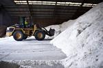 Vintervejr. Kommuner sparer millioner på saltning og snerydning i det varme vejr. Her er det Aarhus Kommunes saltlager i Brabrand. 