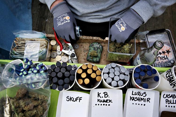 Skadeligt. I Colorado er det blevet lovligt at købe hash, men istedet for at fokusere på at afkriminalisere, burde Danmark arbejde på at stoppe misbruget af hash. 