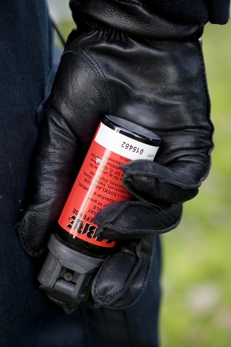 Forbudt. Flere politikere vil have legaliset peberspray, så den kan bruges til selvforsvar. 