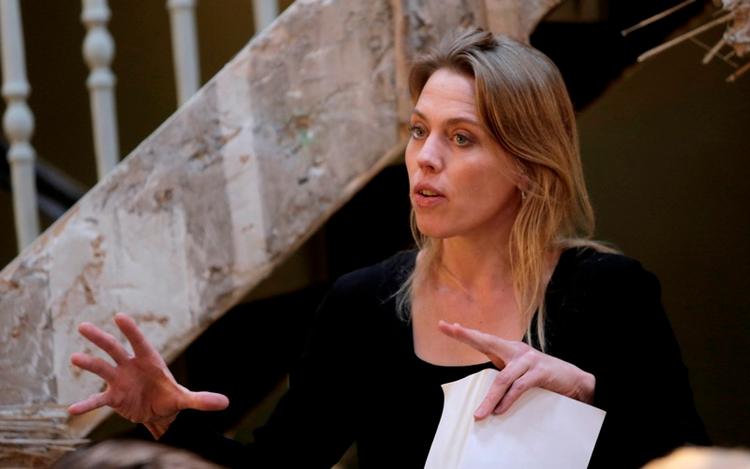 Drama. 38-årige Maya Ilsøe har haft store succes med julekalender-manuskripter. Nu har hun skrevet manus til DRs næste, store søndagsdrama. 'Sin generations store manusforfatter', kalder DRs dramaschef, Piv Bernth, hende. 