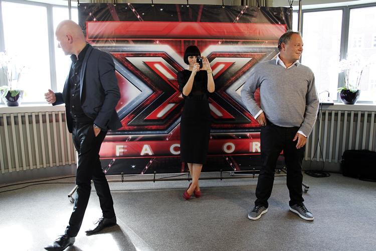 Service. Der er delte meninger om, hvorvidt programmet X Factor falder i kategorien for public service-indhold, eller ej. 