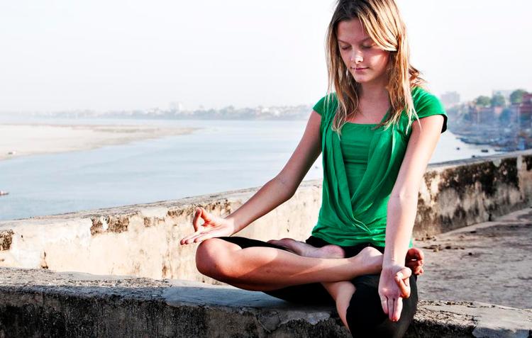 Stilhed. Yoga i den hellige indiske by Varanasi er en oplevelse for både krop og sjæl. 