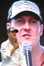 Koma. Michael Schumacher kæmper for sit liv på et hospital i Grenoble. 