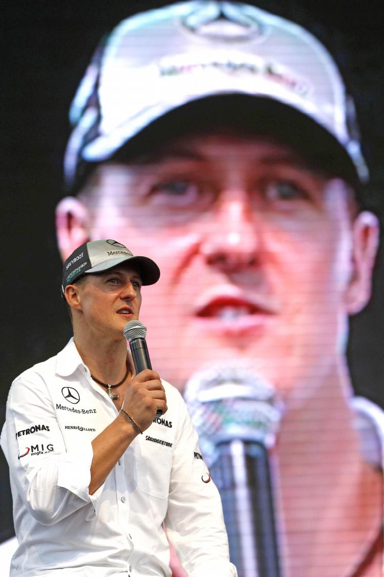 Koma. Michael Schumacher kæmper for sit liv på et hospital i Grenoble. 