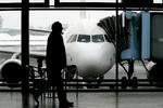 Vintervejr. Mens vejret herhjemme er mildt, må nordøstamerikanske lufthavne aflyse mange fly, fordi vintervejret viser tænder. 
