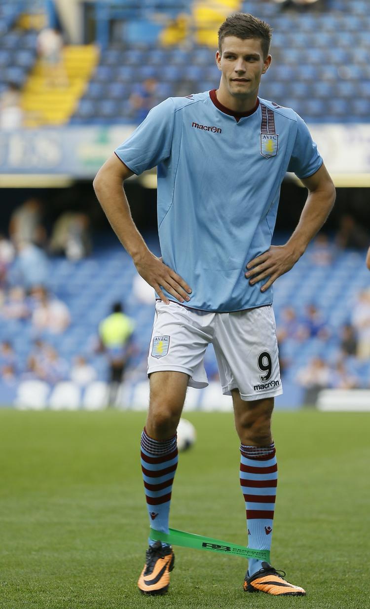 fremtid. Nicklas Helenius får fuld støtte af Aston Villa-træneren trods manglende spilletid. 