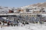 Minus. Syriske flygtninge har ikke bare mistet deres hjem, nu står de også over for en vinter med frost, sne og blæst. Titusindvis bor i telte, der på ingen måde er bygget til kulde. Her en flygtningelejr i Arsal, Libanon, tæt ved grænsen til Syrien. 