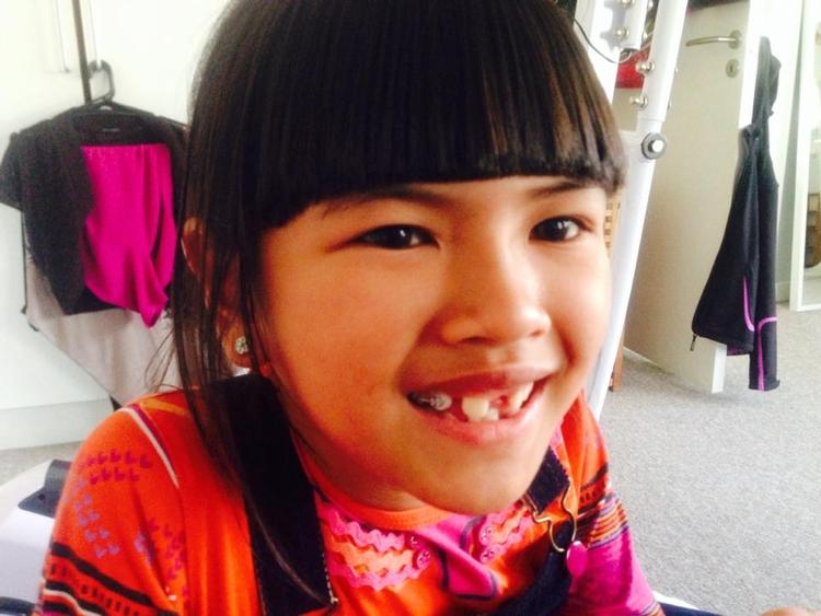 HJEMKOMST. Im og hendes mor bliver mødt af danske flag og smilende ansigter, når de i morgen formiddag lander i Aalborg Lufthavn, efter næsten to måneder i Thailand. 