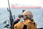 Ventetid. Besætningen på Esbern Snare og de tre andre nordiske skibe, som skal deltage i missionen, venter på grønt lys til at gå ind i den syriske havn og hente kemiske stoffer og våben. 