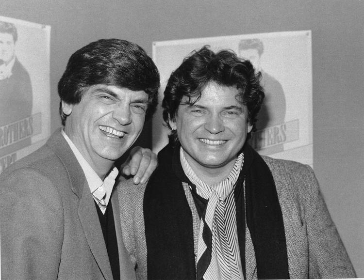 Død. Phil Everly (tv.), den ene halvdel af brødreduoen The Everly Brothers, er død. Han blev 74 år. Everly Brothers havde stor succes i 1950'erne og 1960'erne med hits som 'Wake Up Little Susie' og 'Bye Bye Love'. 