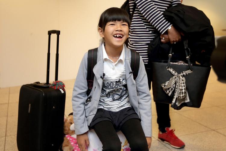 Hjemme. Efter at have fløjet »en hel nat« fra Bangkok er Im Nielsen og hendes mor landet i Kastrup. Klokken 9.45 flyver de videre til Aalborg, så de kan komme helt hjem til Aabybro, - Foto: 