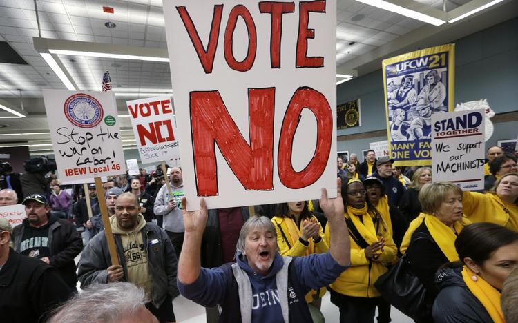Protest. Ansatte på flyfabrikken Boeing har demonstreret mod en ny overenskomst, men med et snævert flertal har arbejderne godkendt  overenskomsten, som vil sikre tusindvis af arbejdspladser og milliarder i omsætning i staten Washington. Men hele pensionen ryger. 