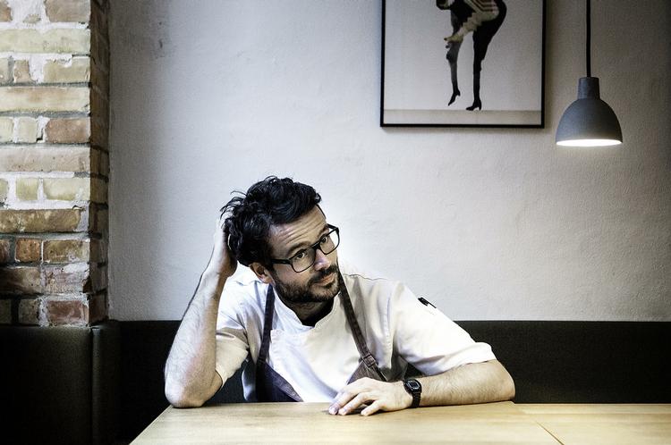 Anmelderbesøg. Christian Puglisi er køkkenchef på Relæ. Her gives der ikke ekstra vin til anmelderen. 