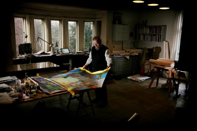kunstarbejde. Bjørn Nørgaard, her i sit værksted, er en af de få kunstnere, der betaler sine assistenter - 120 kr. i timen. - hvis de stadig er studerende. 