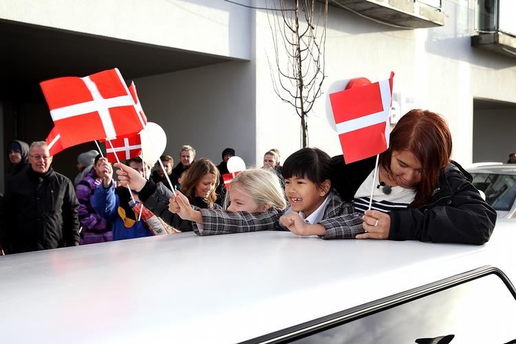 hjemme. Im Nielsen og hendes mor, Suthida, er igen hjemme i Danmark efter to måneders ophold i Thailand. De danske myndigheder sendte den lille familie tilbage til Asien, efter Ims stedfar døde af kræft i 2012. Efter massiv mediebevågenhed besluttede et flertal i Folketinget, at Im og hendes mor kunne blive i Danmark. 