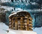 Spøgelsesby. Sne, tåge og aften-belysning er eneste omgivelser på udstillingen af Avoriaz’ arkitektur. Fotografen har stemningsfuldt vægtet at gøre husene mystiske med natbelysning og fravær af liv. Det er en type fotografi, der går på tværs af arkitekturen med sin egen historie, mere end den forsøger at formidle dens ideer og funktioner. 