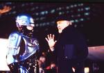 Gadgethelt. Den elektronisk veludrustede 1980'er-helt 'Robocop' skabte hede drømme om en fremtid med teknologien som smart følgesvend helt tæt på kroppen. Nu er fremtiden tilsyneladende kommet. 