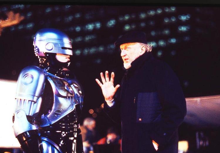 Gadgethelt. Den elektronisk veludrustede 1980'er-helt 'Robocop' skabte hede drømme om en fremtid med teknologien som smart følgesvend helt tæt på kroppen. Nu er fremtiden tilsyneladende kommet. 