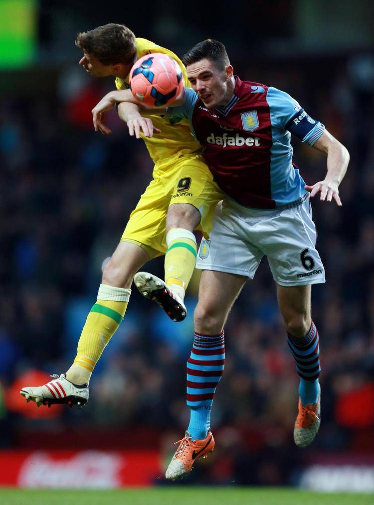 Duel. Aston Villa's Ciaran Clark (th) og Sheffield United's Chris Porter. 