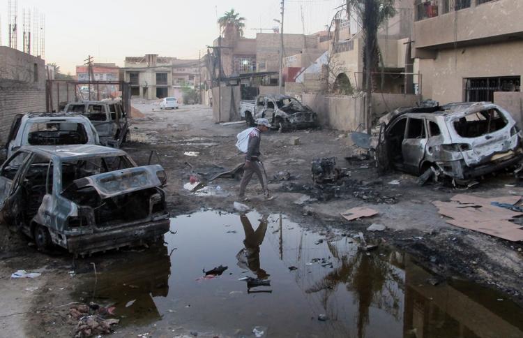 sikkerheden er så elendig, at vi slet ikke kan rejse i de lande, vi ellers mente at have befriet fra undertrykkelse. Og terrortruslen mod os selv er stadig betydelig. (gadebillede fra Irak) 