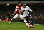 Duel. Arsenal's Theo Walcott (tv.) udfordrer Tottenham's Danny Rose. 