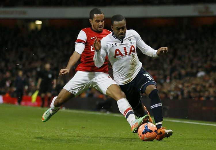 Duel. Arsenal's Theo Walcott (tv.) udfordrer Tottenham's Danny Rose. 
