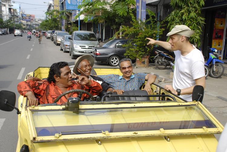 Hædret. Den danskproducerede dokumentarfilm 'The Act of Killing', som omhandler et blodigt kup i Indonesien i 1965, er årets bedste dokumentarfilm ifølge de amerikanske filmkritikere i sammenslutningen National Society of Film Critics. Her ses instruktør Joshua Oppenheimer (th.) sammen med nogle af de medvirkende under optagelserne til filmen. 
