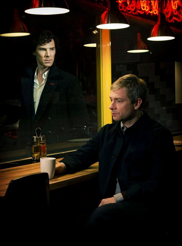 Genopstandelse. Lars Mikkelsen spiller skurk i første afsnit af 3. sæson af BBC's serie 'Sherlock', der sendes på DR 3 i aften. Her ses Benedict Cumberbatch som Sherlock Holmes og siddende Martin Freeman som John Watson. 
