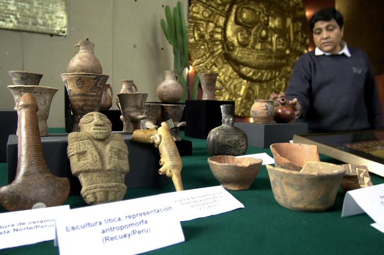 Smuglervarer. 32 figurer fra det gamle  Inkaemperium, som blev smuglet i 1994 er nu samlet på 'Museum of the Nation' i Lima. 