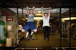 Teenage-træning. 16-årige Mads Kaa Andersen (til venstre) har tidligere spillet fodbold, men savnede den variation, som fitness-træningen byder på. Han og lillebroren Mathias på 13 træner i fitness.dk i Gentofte. 