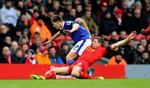 Nærkontakt. Oldham' Glenn Belezika og Liverpools Steven Gerrard. 