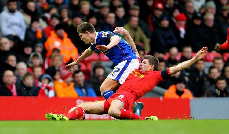 Nærkontakt. Oldham' Glenn Belezika og Liverpools Steven Gerrard. 