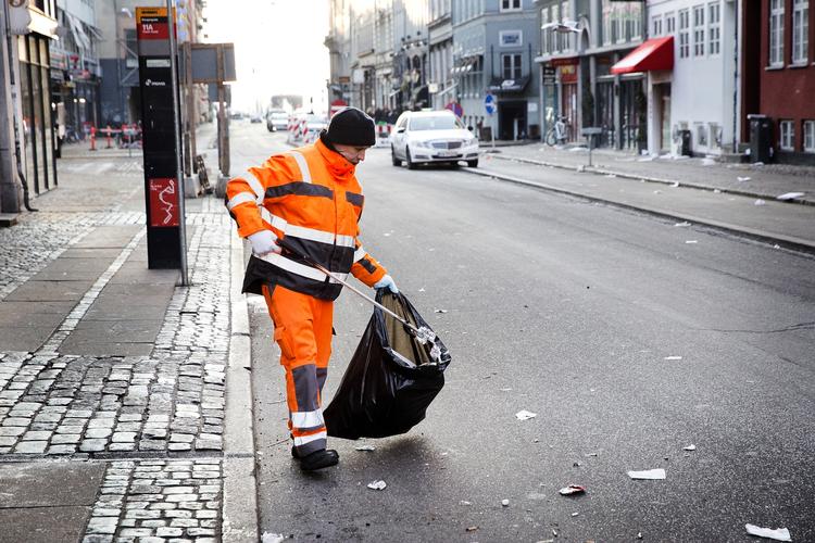 skrald. Det offentlige bruger rundt regnet en halv milliard kroner om året på at rydde op efter svinemiklerne. 