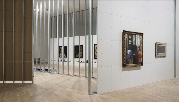 Steinbach. I baggrunden til venstre har tre billeder af Cornelis Gijsbrecht fundet plads. Til højre for maleriet af Henri Matisse (forrest) hænger endnu et Gijsbrecht-billede, som illuderer bagsiden af et maleri. 