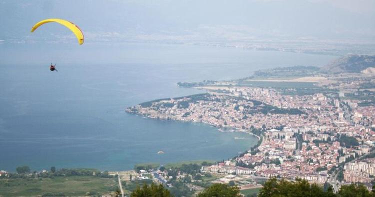 Svævetur. Se det hele lidt fra oven på en fem minutter lang tur i en paraglider over en af Makedoniens smukke byer. 