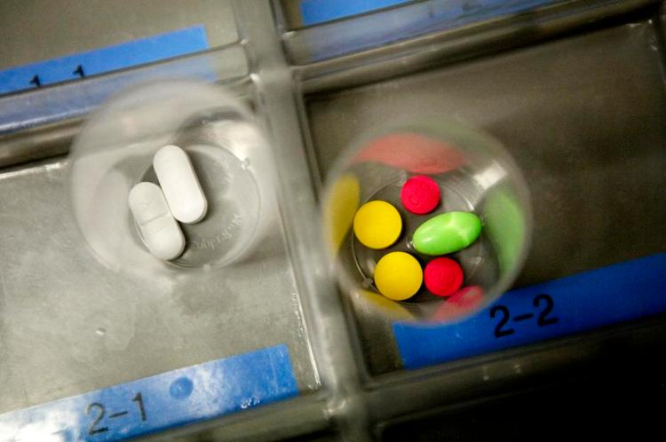 Piller. Bogens forfatter stiller sprøgsmålstegn ved, hvor meget psykofarmaka nytter - og skader. 