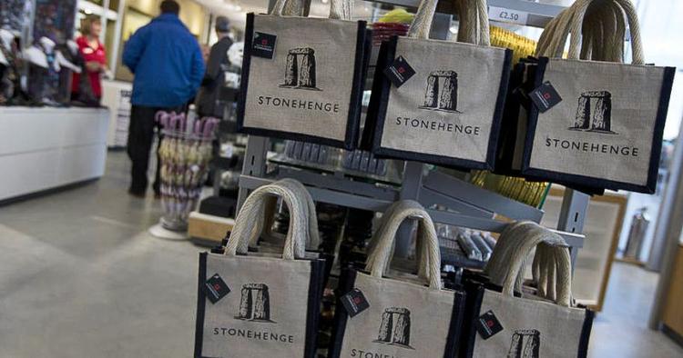 shopping. Oldtidsmindet Stonehenge i Sydengland har nu fået et besøgscenter, hvor der er gode muligheder for at forsyne sig med souvenirs. Foto: Alastair Grant/AP 
