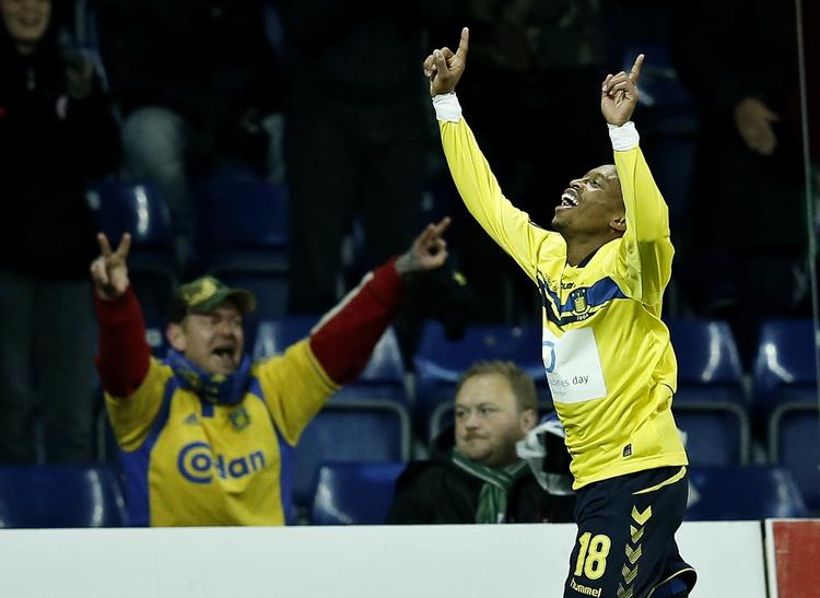 forløsning. Lebogang Phiri har bragt Brøndby foran med 2-1 i første halvleg af den forlængede spilletid i pokalkampen mod Skovbakken fra 2. division. 