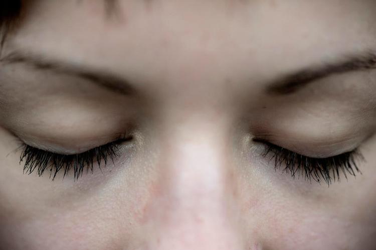 Udsat. Pigen fra Tøndersagen, der i otte år lagde krop og sjæl til faderens og senere fremmede mænds sexovergreb, fortalte i Politiken i går om sine lidelser. I dag er hun 19 år. 