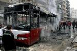 krig. Den danske statsborger blev kidnappet fra det nordlige Syrien, hvor borgerkrigen de seneste uger har kostet hundredvis af menneskeliv. Her er en bus i hovedbyen Aleppo blevet ramt af en bombe kort før nytår. (arkivfoto) 