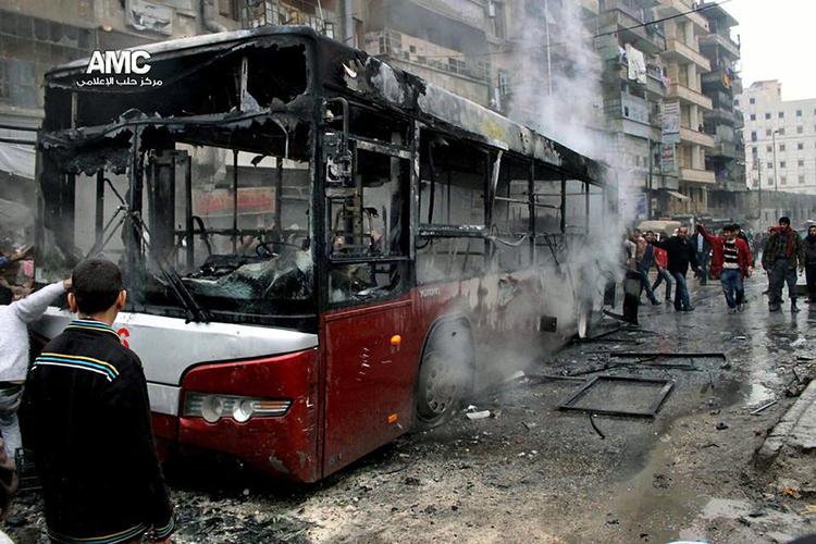 krig. Den danske statsborger blev kidnappet fra det nordlige Syrien, hvor borgerkrigen de seneste uger har kostet hundredvis af menneskeliv. Her er en bus i hovedbyen Aleppo blevet ramt af en bombe kort før nytår. (arkivfoto) 