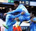 Flyvende. Dries Mertens kaster sig i armene på Gonzalo Higuain efter 1-0-scoringen. 