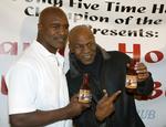 homofobisk? Evander Holyfield (tv) er blevet gode venner med Mike Tyson (th) igen, efter sidstnævnte i frustration bed stykker af Holyfields øre af i en sværvægtskamp, som Tyson tabte. 