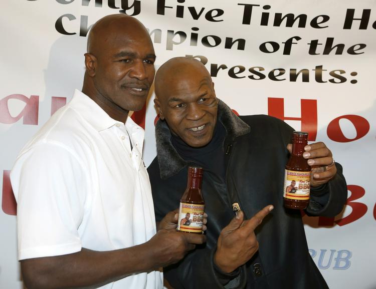 homofobisk? Evander Holyfield (tv) er blevet gode venner med Mike Tyson (th) igen, efter sidstnævnte i frustration bed stykker af Holyfields øre af i en sværvægtskamp, som Tyson tabte. 